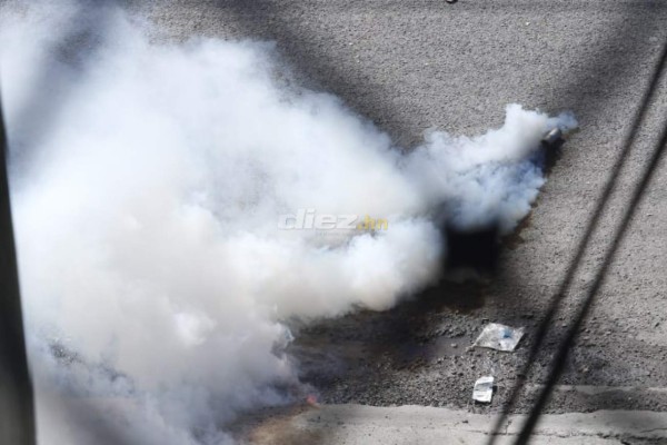 Barra de Marathón y olimpistas vestidos de civiles se agarran a pedradas afuera del Yankel
