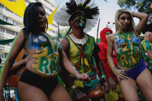 COLOR: El hombre araña y las chicas lindas de México y Brasil acaparan las miradas