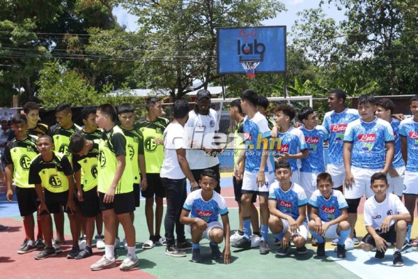 ¡Selfies, autógrafos y alegría! Las postales de la visita de Alberth Elis a la colonia Suyapa en Chamelecón