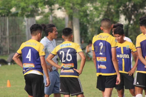 Rambo' de León se roba 'el show' en La Masica: entrenó a niños y dio palabras motivacionales