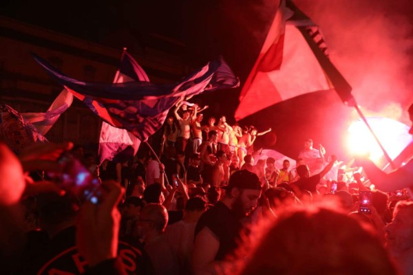 ¿Y el coronavirus? Así fue la polémica celebración de miles de hinchas del Napoli en Italia
