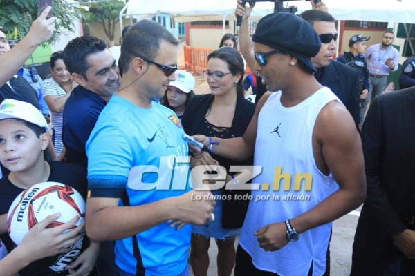 ¡Espectacular! Ronaldinho llevó tremenda felicidad a niños de Honduras