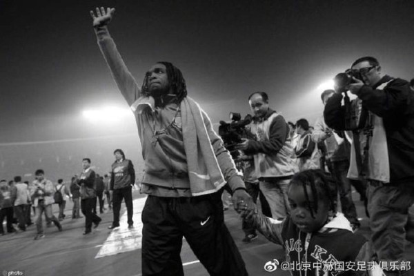 ¡Con homenaje en Beijing! Así recuerdan a Walter 'Pery” Martínez en China