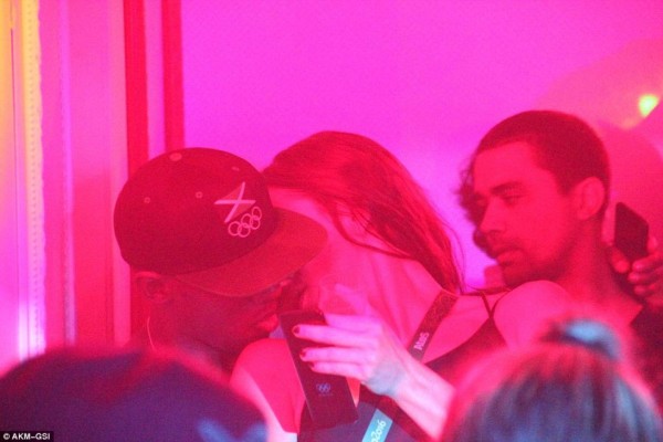 Escandalosas fotos de la fiesta de Usain Bolt ¡con una tercera mujer!