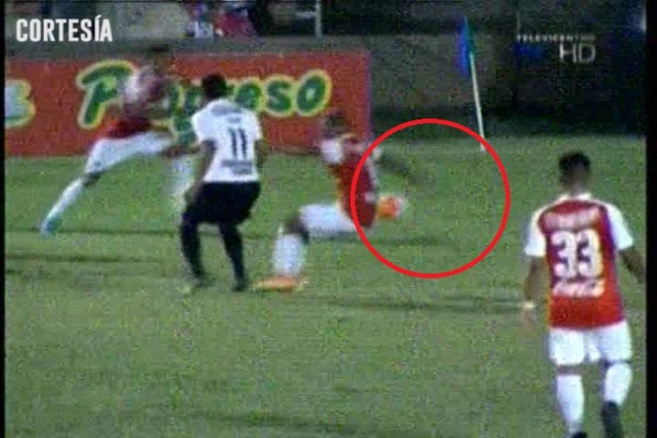 ¡POLÉMICA! Árbitro no pita claro penal al Honduras Progreso ante Olimpia
