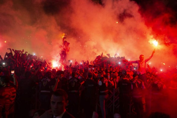 Así se recibe a un crack: Espectacular acogida a Falcao, nuevo jugador del Galatasaray