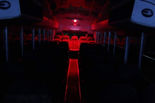 Las apariencias engañan: Los lujos del autobús que traslada al Real de Minas