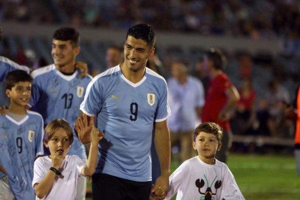 La emotiva despedida de Diego Forlán: Grandes estrellas de invitados y Luis Suárez de portero