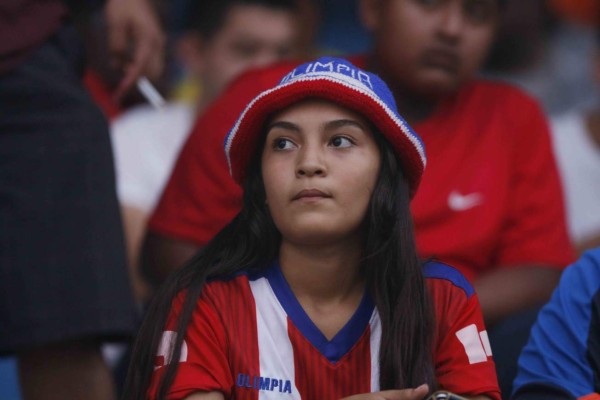 ¡Cositas! Las hermosas chicas que dejó el clásico Real España-Olimpia en el Morazán