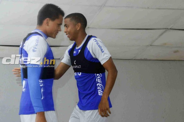 FOTOS: La caída de Rigo Rivas en conferencia de prensa con la Selección de Honduras