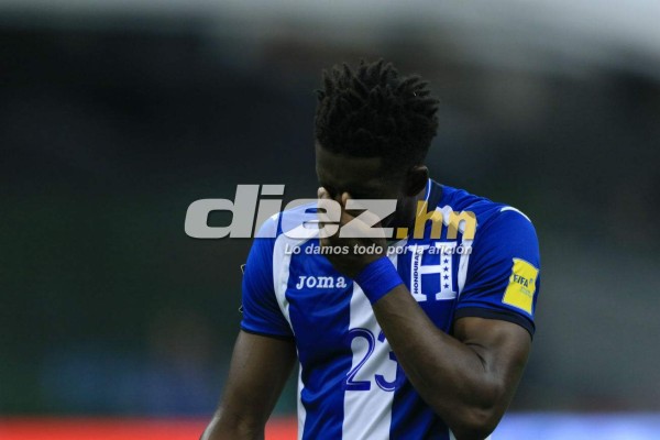 Mientras unos jugadores de Honduras sufrían, otro cambiaba camisa