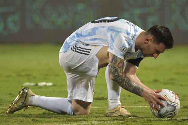 Fotos: ¡Apapachos, patadas y festejos! El show de Messi ante Ecuador que tiene a los argentinos soñando