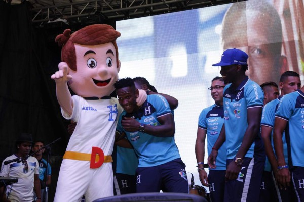 ¡Gran fiesta! Alberth Elis puso el ambiente en la 'H' FEST bailando punta