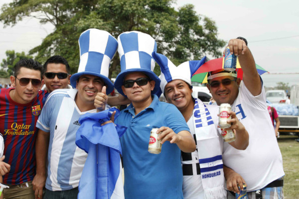 Ambiente Honduras vrs Canadá en el Olímpico