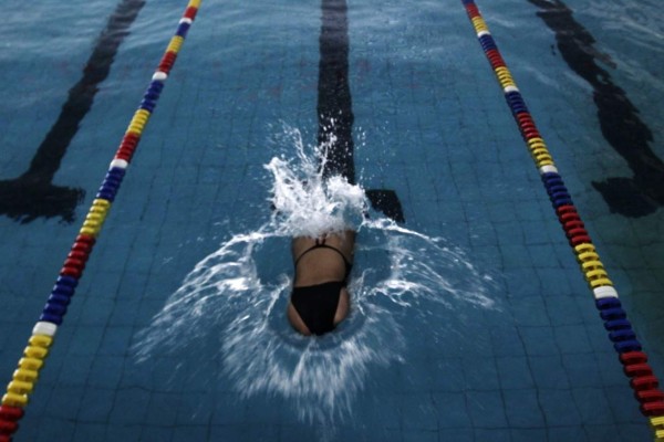 REPORTAJE: La increíble historia de una niña china, sin piernas y campeona de natación