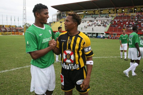 Las mejores fotos del delantero Carlo Costly y sus cambios de look