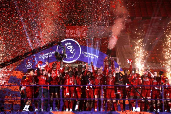 ¡Locura total! El espectacular festejo del Liverpool tras recibir el trofeo de la Premier League