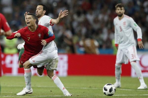 NO VISTE EN TV: La cara de Cristiano Ronaldo antes del tiro libre y lo que hizo De Gea tras el juego