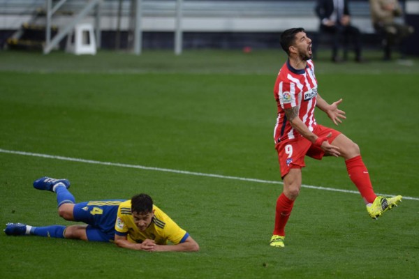 NO SE VIO EN TV: Lamento de Luis Suárez, reclamo del Cádiz y las postales del Choco Lozano
