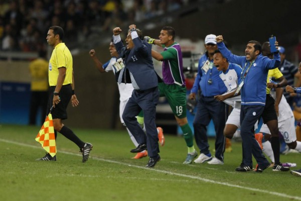 La eufórica celebración de Jorge Luis Pinto tras el pase de Honduras a semifinales