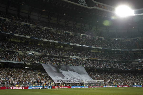 El Bernabéu rinde homenaje a una leyenda; Raúl González