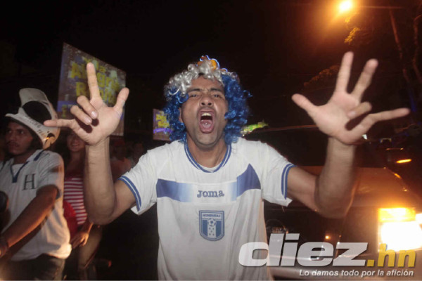 Hondureños celebrando clasificación al Mundial