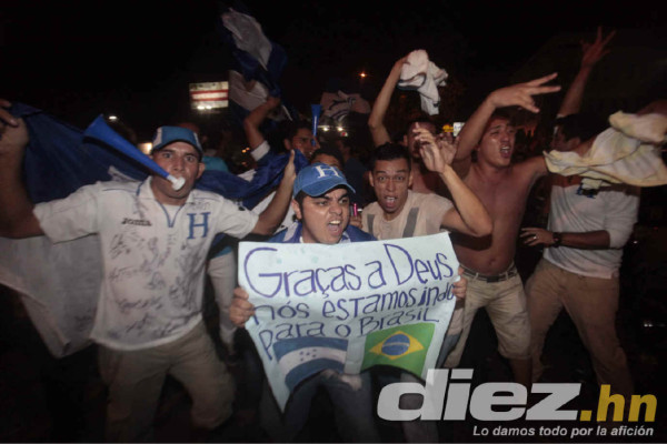 Hondureños celebrando clasificación al Mundial