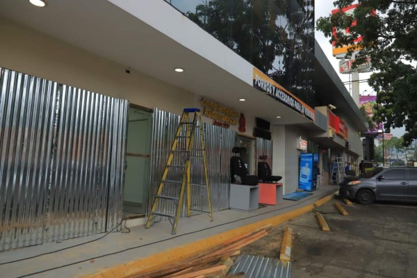 ¡Blindados! Negocios en Honduras se preparan y protegen ante una posible ola de saqueos tras las elecciones&nbsp;&nbsp;
