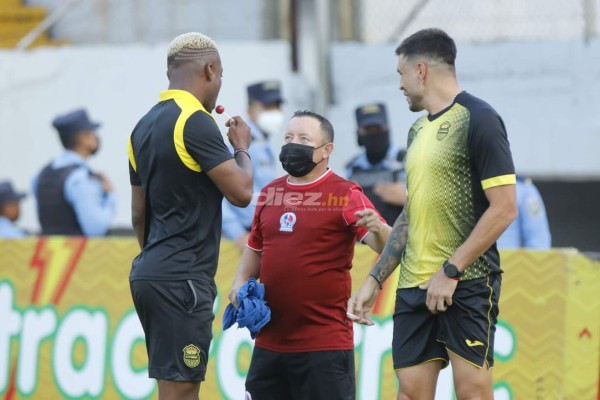 El hostil recibimiento de afición del Real España a futbolistas del Olimpia con pancartas de dólares