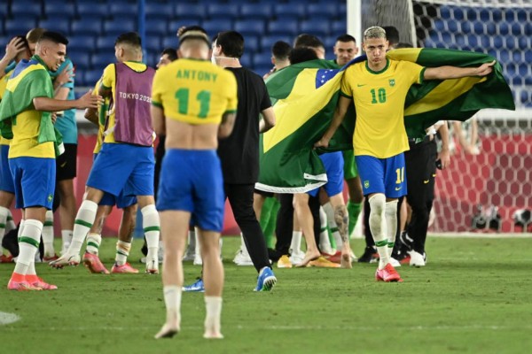 No se vio en TV: La emotiva imagen de Dani Alves, el llanto de los españoles y el festejo de Brasil