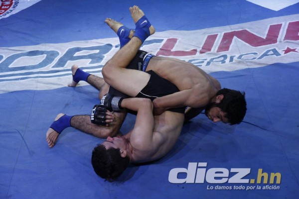 Vibrantes peleas en novena edición HFL de artes marciales mixtas en Expocentro