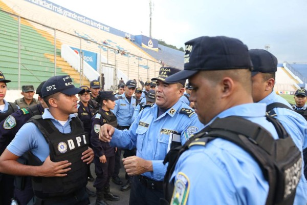 ¡BRUTAL! Las barras de Olimpia y Motagua protagonizan pelea campal