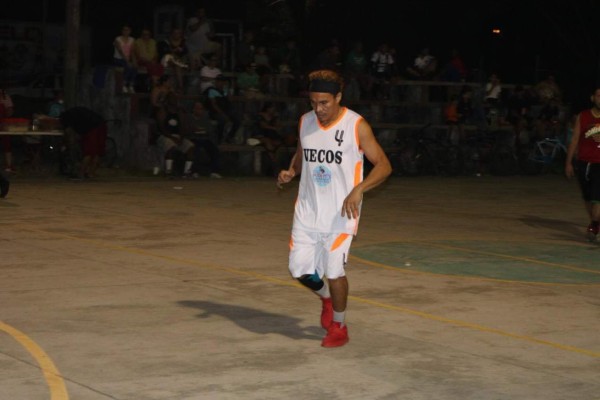 Llenazo en cancha para ver el debut de Rambo como jugador de baloncesto