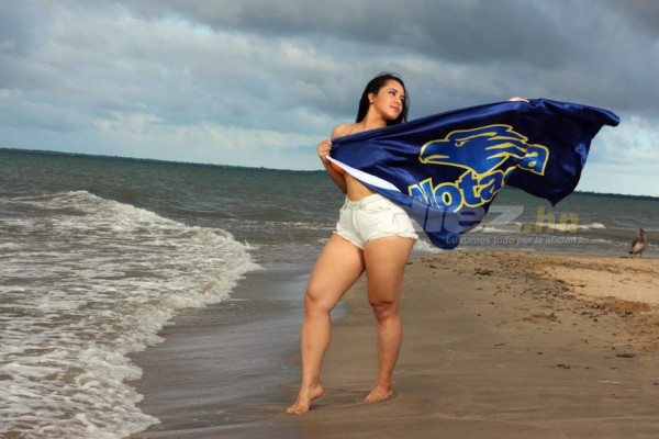 Las candentes fotos con la que esta sexy aficionada alienta al Motagua en la final