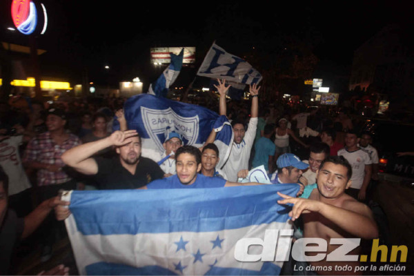 Hondureños celebrando clasificación al Mundial
