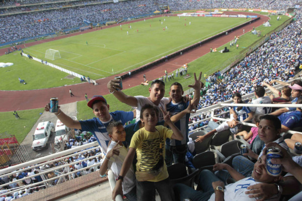 ¡La afición hondureña llenó el estadio Olímpico! .