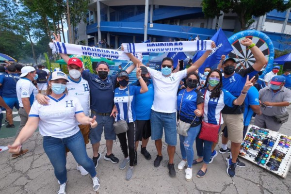 ¡Ambientazo! Hondureños se hacen sentir en el Cuscatlán y hasta Francisco Morazán llegó con su traje de general