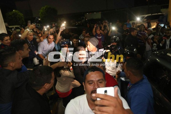 EN FOTOS: Locura desatada en Tegucigalpa con llegada de Ronaldinho