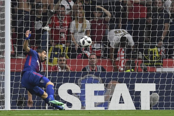 El beso de Luis Suárez, las lágrimas de Iniesta y el festejo del Barcelona