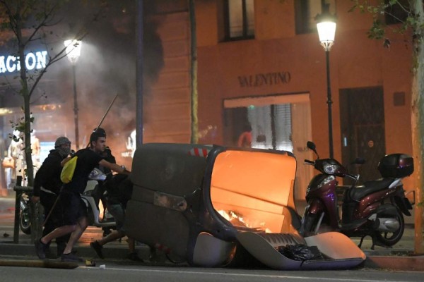 Caos en Barcelona: Brutales enfrentamientos entre policías y protestantes