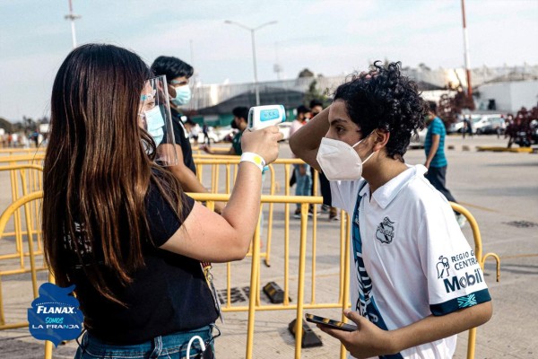 Liga MX: afición de Puebla y Pumas se pelean en las gradas; identificaron al joven que pateó a una mujer