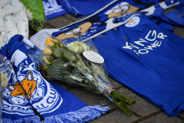 La angustia de los fanáticos del Leicester City por la muerte de su presidente