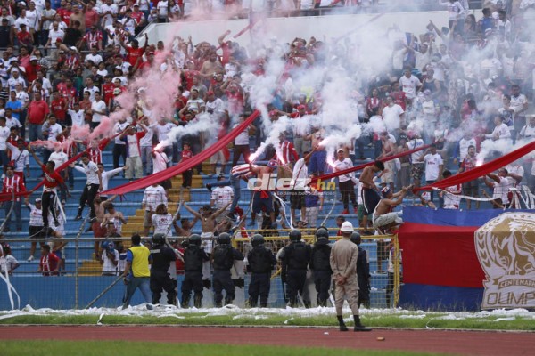 NO VISTE EN TV: Andy Najar en las gradas; Gesto obsceno de Ferrari y gaseados