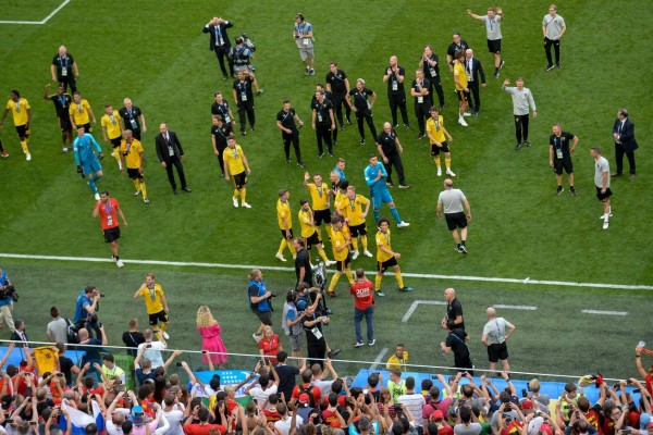 NO SE VIO EN TV: El beso a Hazard, la celebración belga y tristeza inglesa