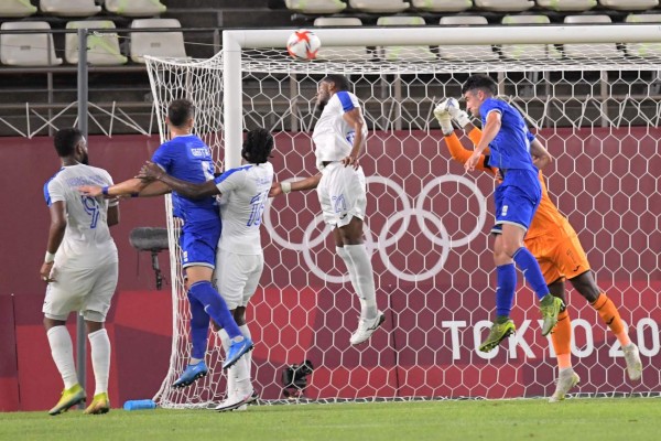 Los cambios de Falero y el autogol: Las mejores imágenes del Honduras-Rumania en Tokio 2021