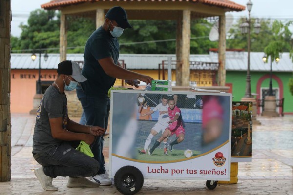 La vida más allá de ser futbolista: Lázaro Yánez y su puesto de venta de Hotdogs en San Sebastián