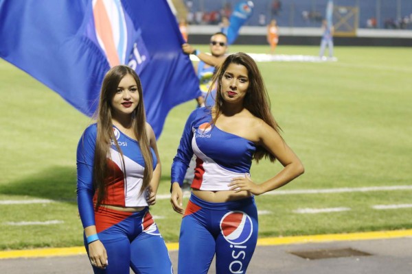 Las hermosas chicas que adornaron el clásico entre Motagua y Olimpia