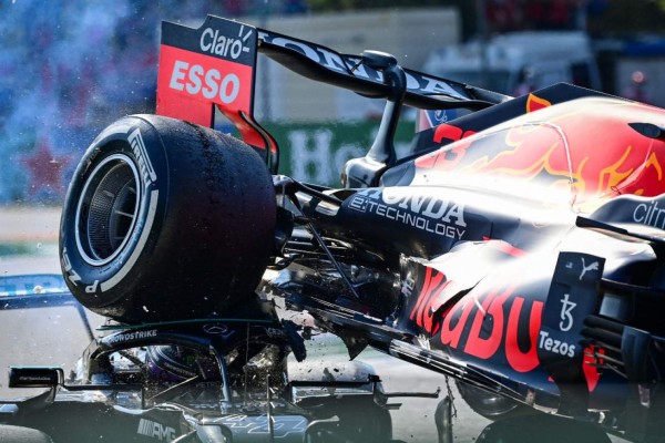 Impactante accidente: La llanta del auto de Verstappen pasó sobre la cabeza de Lewis Hamilton