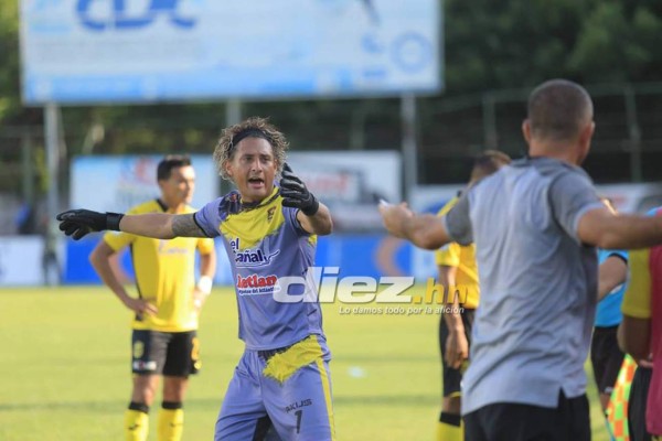 EN FOTOS: Ángel Tejeda perdió el control con gesto obsceno y escupitajo&nbsp;&nbsp;