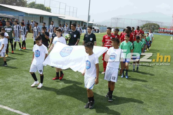 FOTOS: El bonito gesto de Marathón con jugador de La Virtud en Copa Presidente